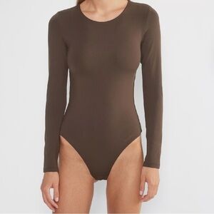 Aritzia Babaton - Taupe Long Sleeve Bodysuit Neutral Skinny FitTop LayeringPiece